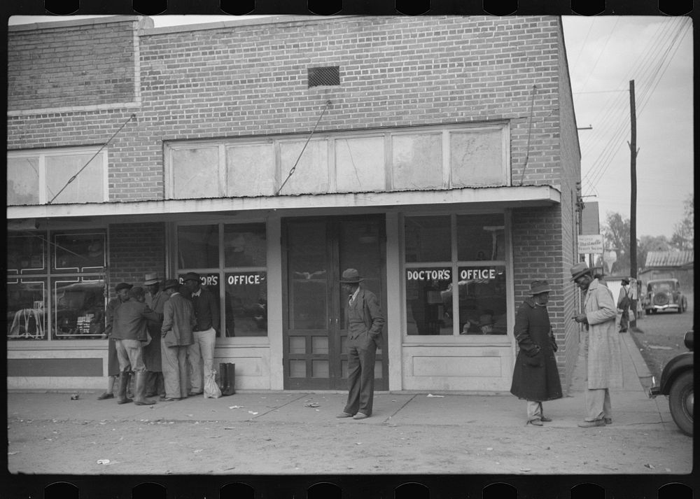 es in front of doctor's office in Merigold, Mississippi. Sourced from the Library of Congress.