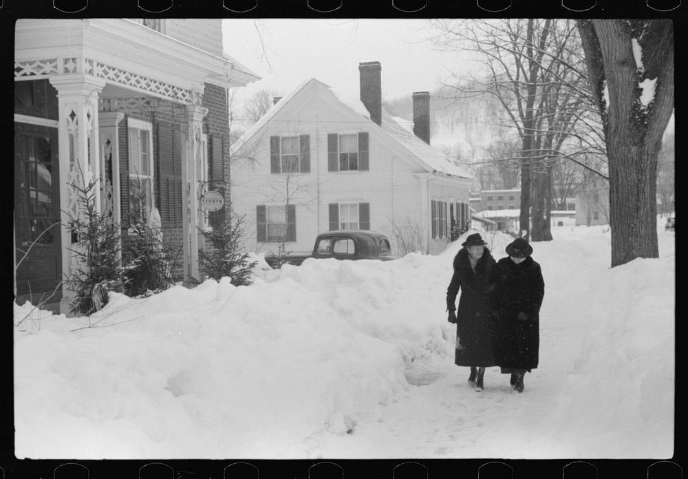 Women on way to town. Woodstock, Vermont. Sourced from the Library of Congress.