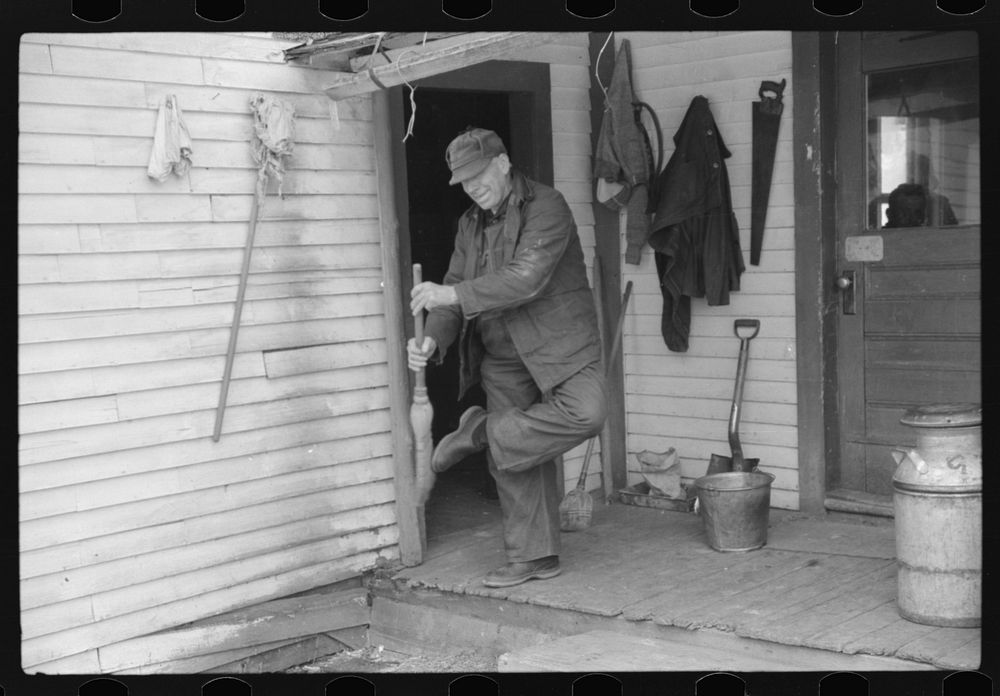 Farmer going into dinner. Franconia, New Hampshire. Sourced from the Library of Congress.
