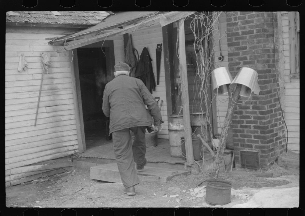 Farmer going into dinner, Lisbon, near Franconia, New Hampshire. Sourced from the Library of Congress.