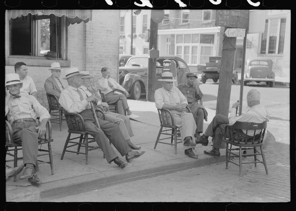 [Untitled photo, possibly related to: Farmers exchanging news and greetings on Saturday afternoon in front of courthouse.…