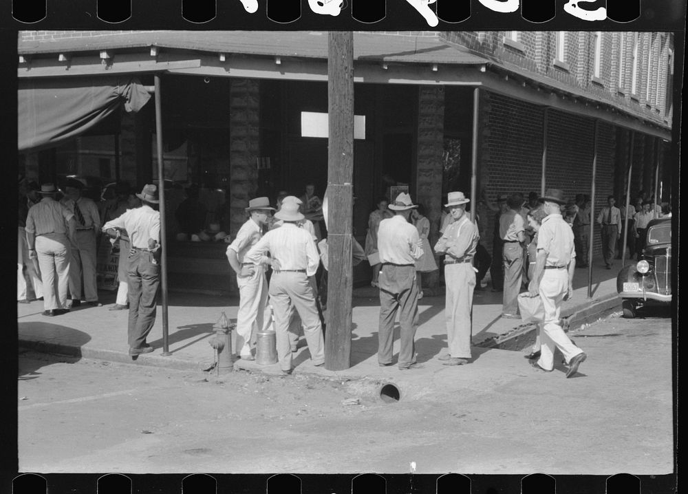 [Untitled photo, possibly related to: Farmers in front of store on Saturday afternoon in Cave City [actually Horse Cave]…