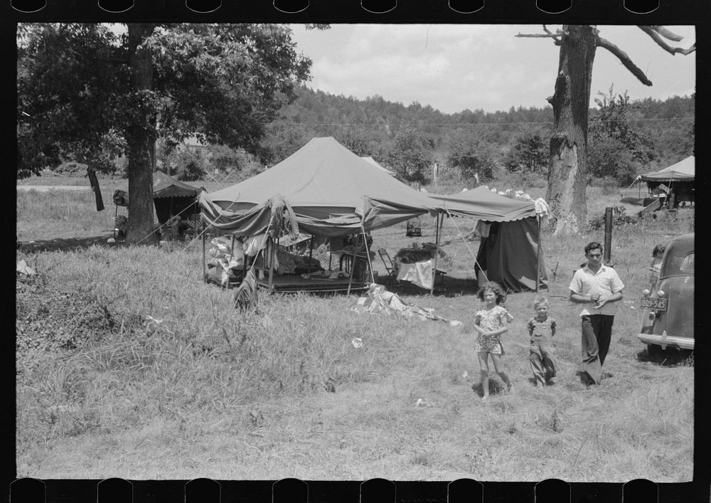 Itinerant repair man with family who goes around to the different farmers to mend their stoves. Near Lawrenceburg, Kentucky.…