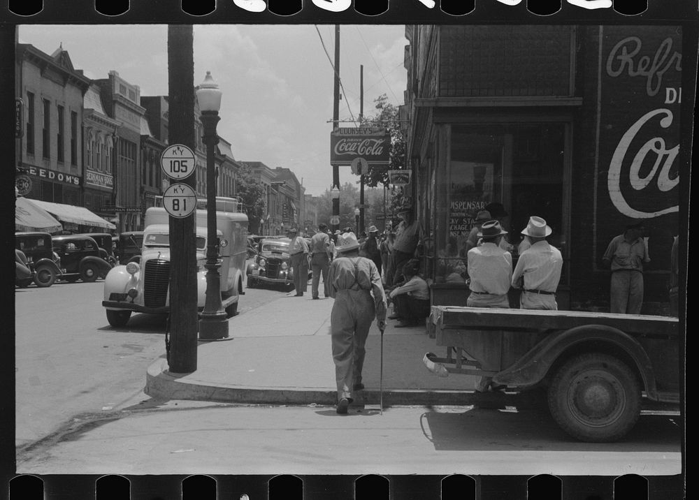 Farmers in town on Saturday afternoon. Russellville, Kentucky. Sourced from the Library of Congress.