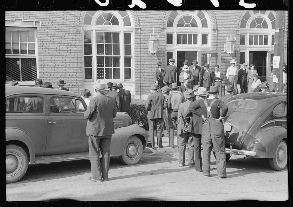 [Untitled photo, possibly related to: Farmers and townspeople in front of federal building on court day, Jackson, Kentucky].…