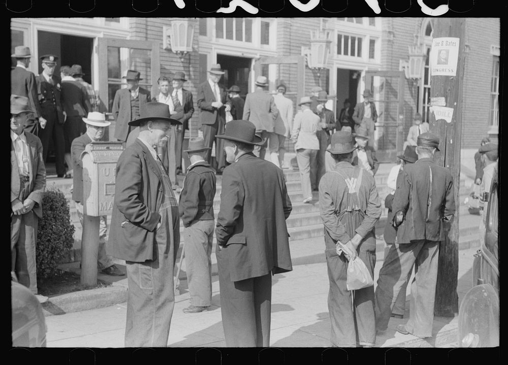 [Untitled photo, possibly related to: Farmers and townspeople in front of federal building on court day, Jackson, Kentucky].…