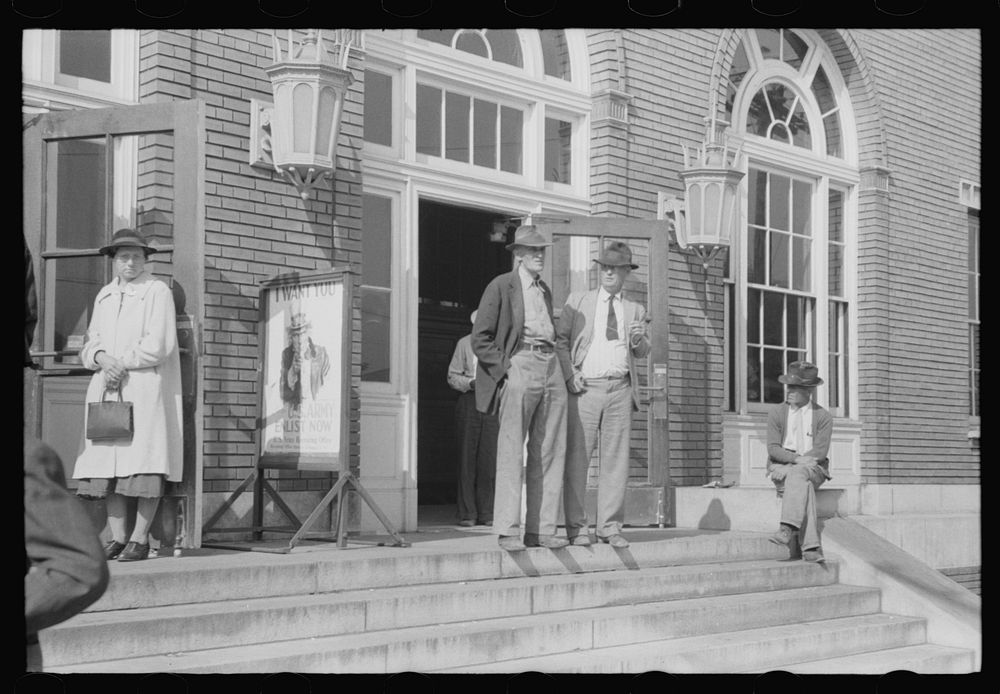 Farmers and townspeople in front of federal building on court day, Jackson, Kentucky. Sourced from the Library of Congress.