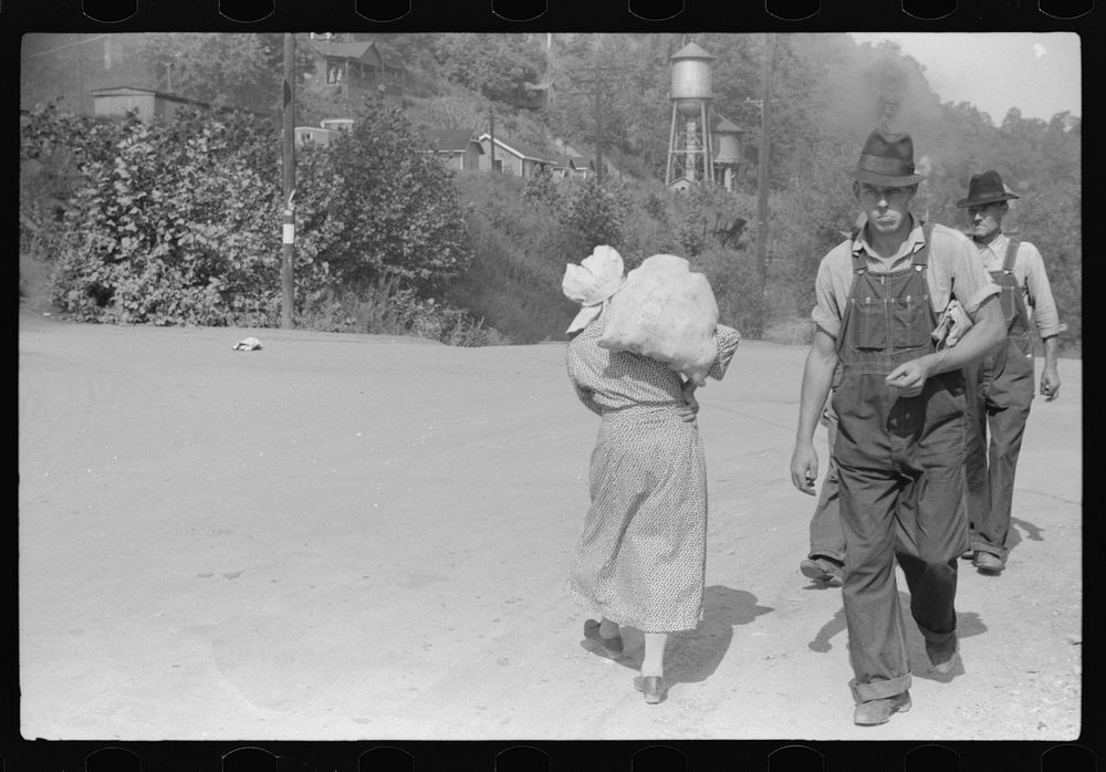 Mountain woman carrying home supplies, Jackson, Breathitt County, Kentucky. Sourced from the Library of Congress.