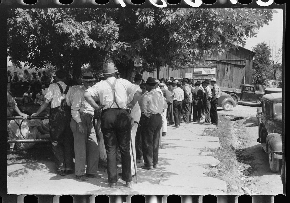 [Untitled photo, possibly related to: Mountaineers and farmers exchange news near courthouse on court day. Campton, Wolfe…