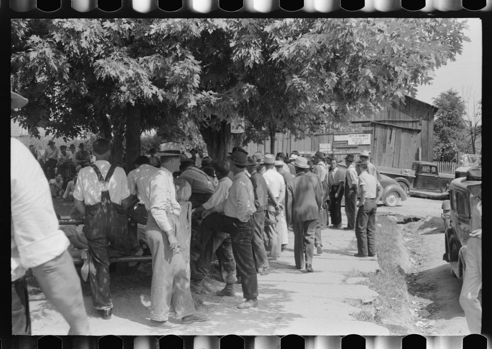 [Untitled photo, possibly related to: Mountaineers and farmers exchange news near courthouse on court day. Campton, Wolfe…