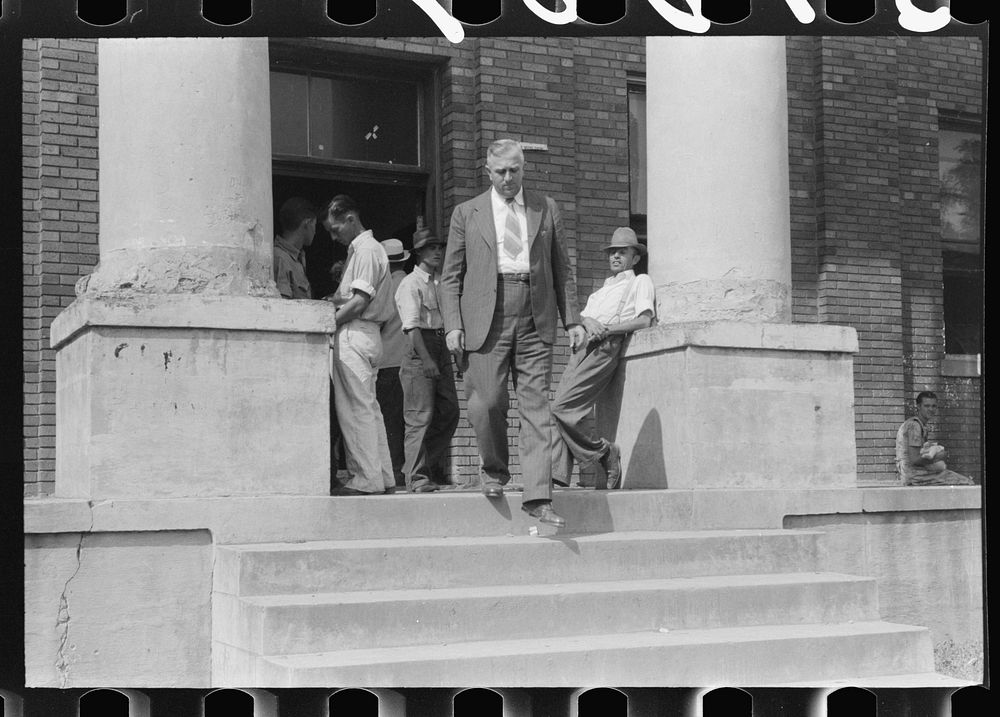 Farmers and townspeople in front of courthouse on court day, in Campton, Kentucky. Sourced from the Library of Congress.