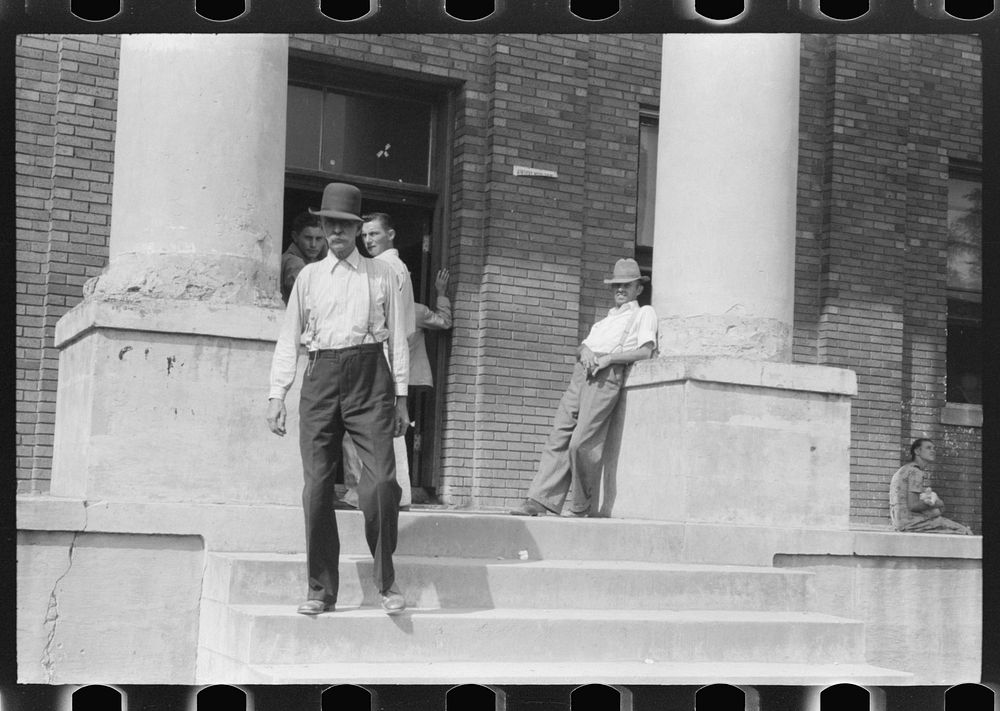 Farmers and townspeople in front of courthouse on court day, in Campton, Kentucky. Sourced from the Library of Congress.