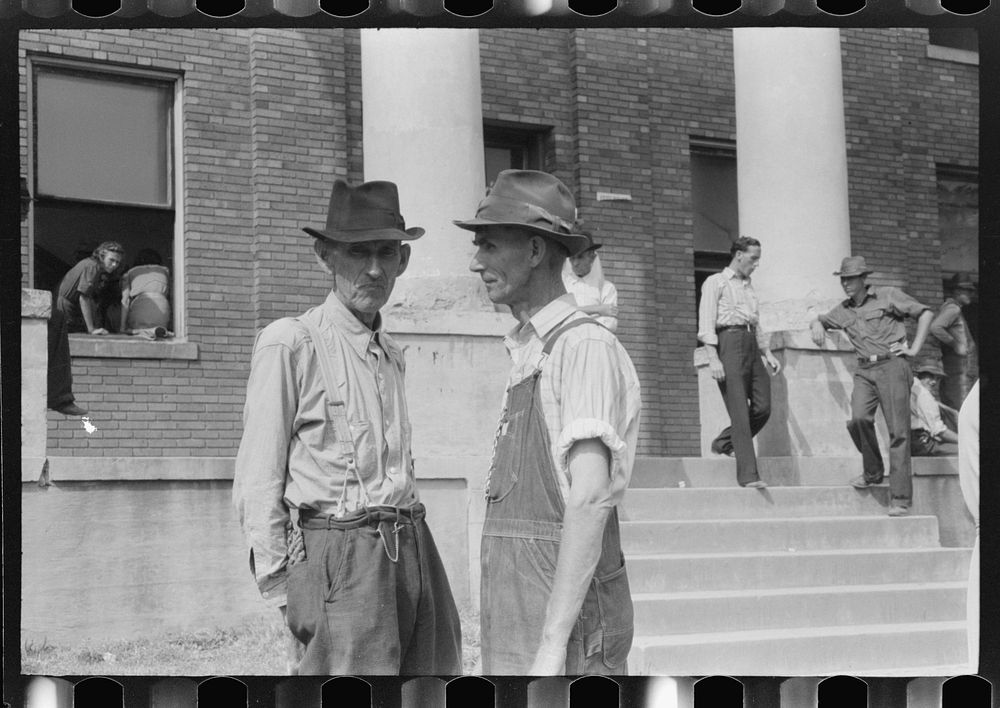 [Untitled photo, possibly related to: Farmers and townspeople in front of courthouse on court day, in Campton, Kentucky].…