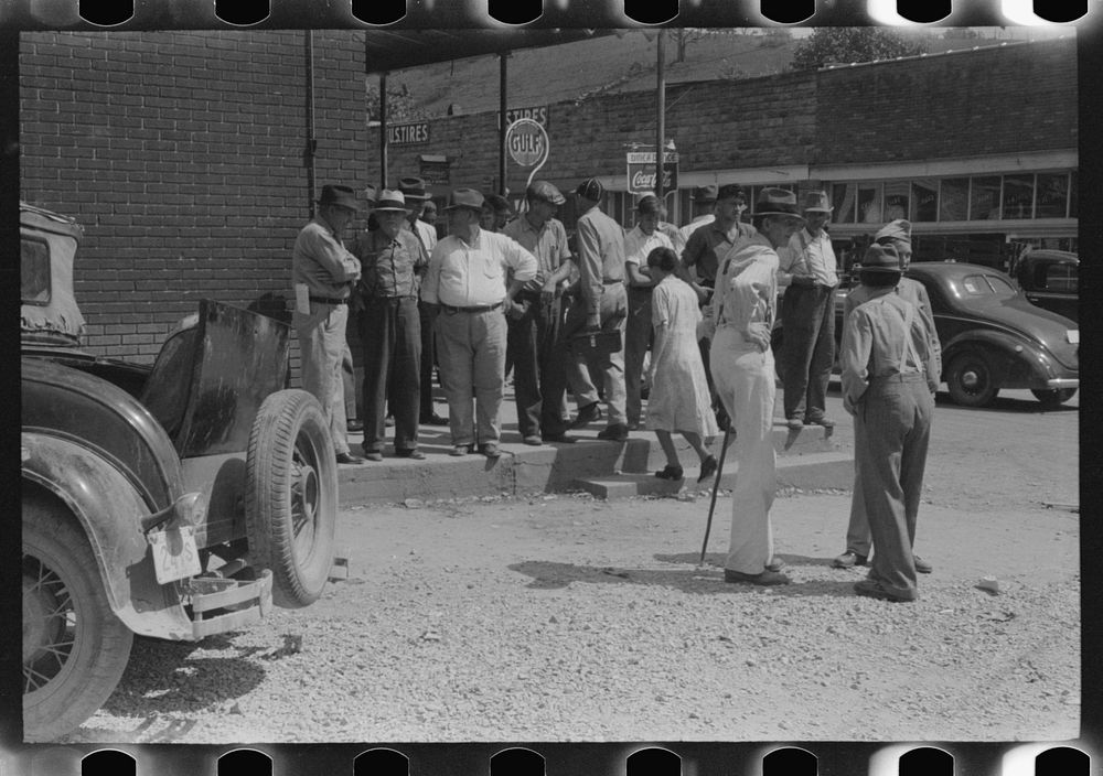 Farmers and townspeople in center of town on court day. Campton, Kentucky. Sourced from the Library of Congress.