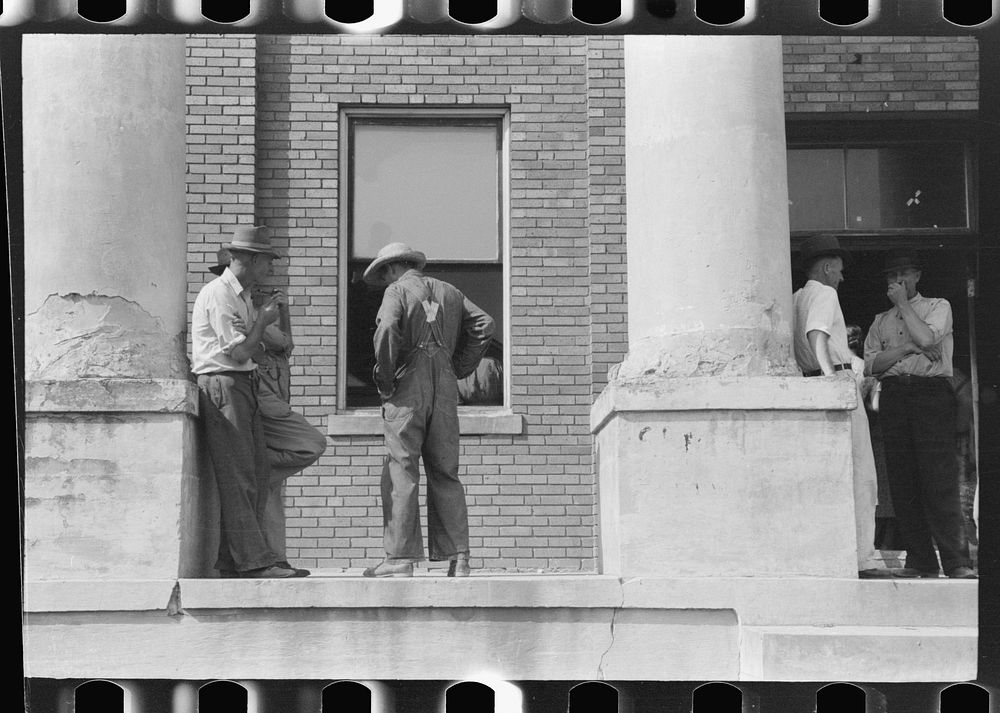 [Untitled photo, possibly related to: Farmers and townspeople in front of courthouse on court day, in Campton, Kentucky].…