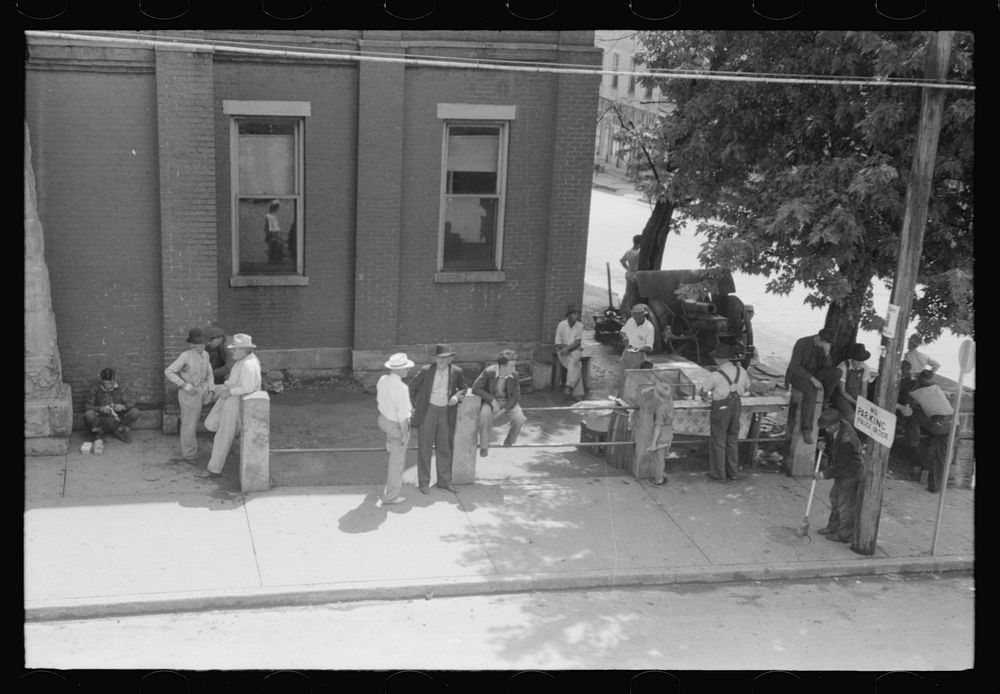 Front of the courthouse, Jackson, Breathitt County, Kentucky. Sourced from the Library of Congress.