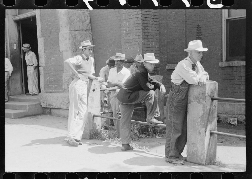 Farmers hang around in front of stores on Saturday, Jackson, Kentucky. Sourced from the Library of Congress.