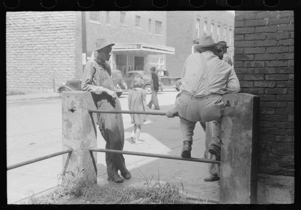 Farmers hang around in front of courthouse, on Saturday, Jackson, Kentucky. Sourced from the Library of Congress.
