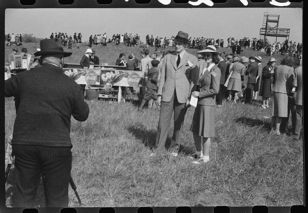 [Untitled photo, possibly related to: Spectators at horse races, Warrenton, Virginia]. Sourced from the Library of Congress.