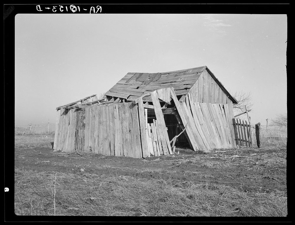 Building on Charles Barnhard Farm near Ringgold, Iowa. This farm is now abandoned by Russell Lee