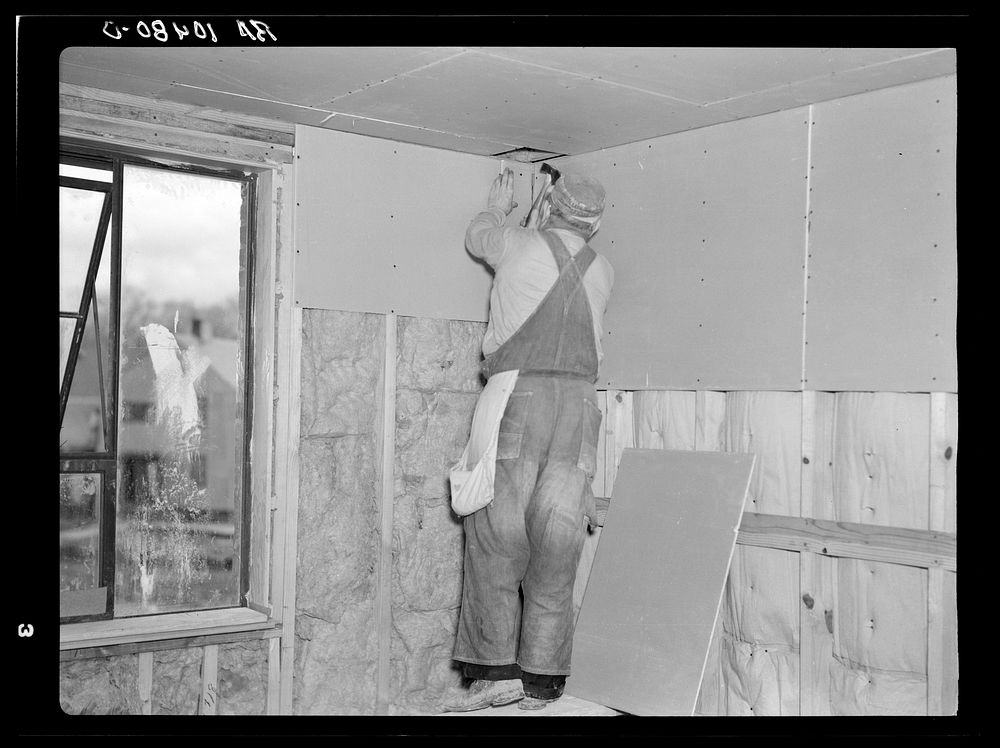 Installing wallboard in a house. Greenhills project, Ohio by Russell Lee