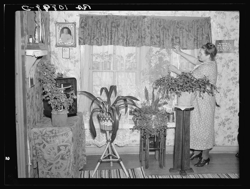 Mrs. Herman Perry in her home at Mansfield, Michigan. She is the wife of an oldtime iron miner who worked in the mines…