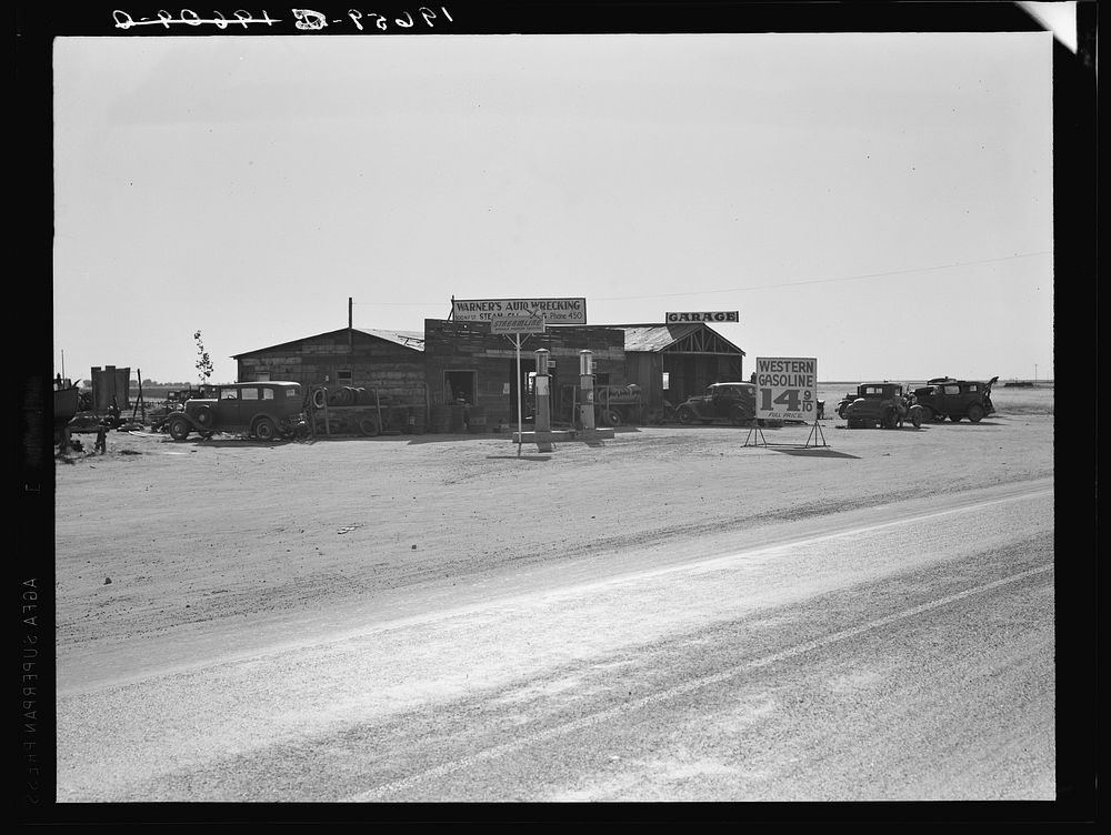[Untitled photo, possibly related to: Between Tulare and Fresno, California]. Sourced from the Library of Congress.