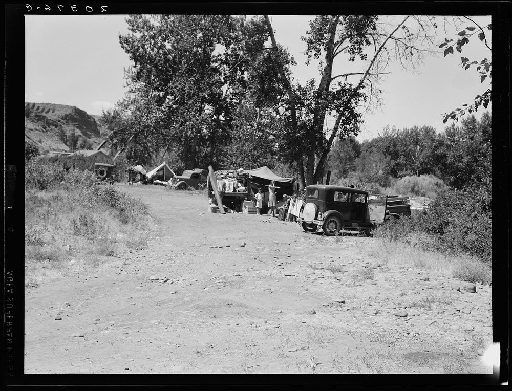 Three migratory families in "Ramblers Park." Washington, Yakima Valley. Sourced from the Library of Congress.