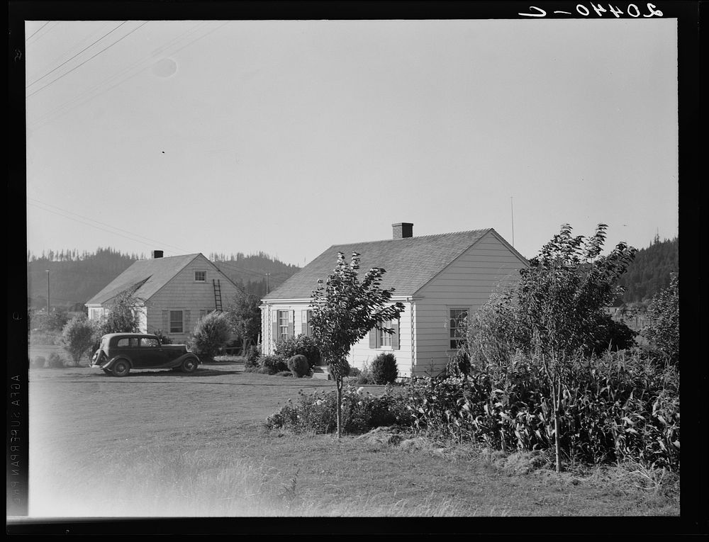 [Untitled photo, possibly related to: Washington, Cowlitz County, Longview. On the Longview homesteads (Farm Security…