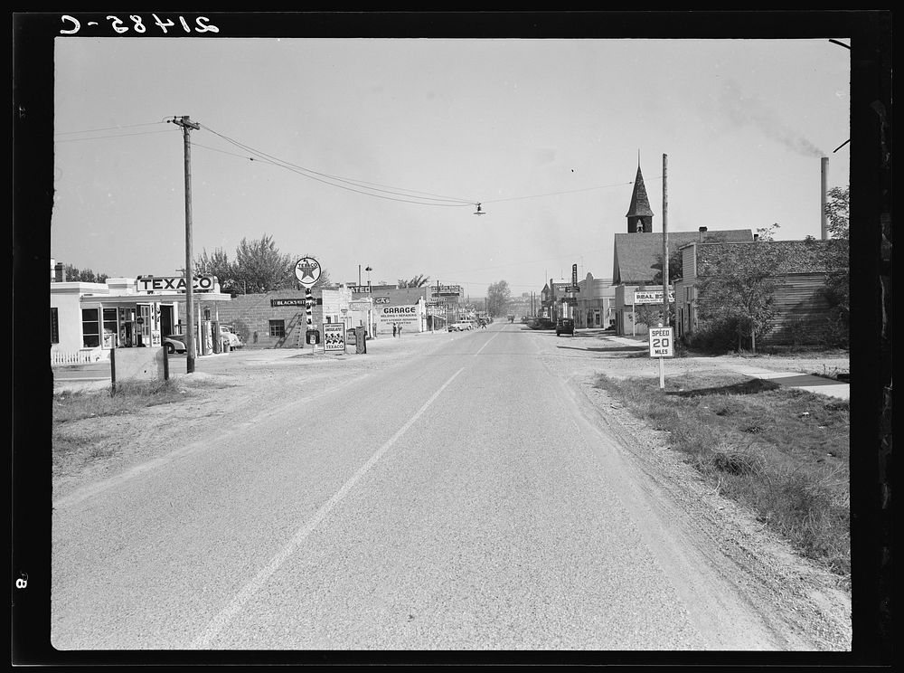 Main street of Nyssa, Oregon, on Saturday afternoon. Sourced from the Library of Congress.