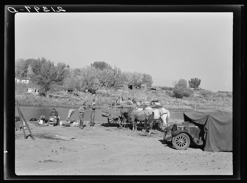 Migrant family cleaning up. Near Vale, Malheur County, Oregon. Sourced from the Library of Congress.