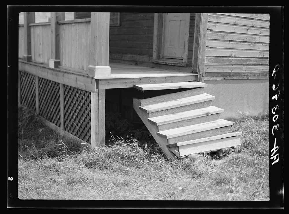 Broken-down steps, entrance to abandoned house. Winton, Minnesota by Russell Lee