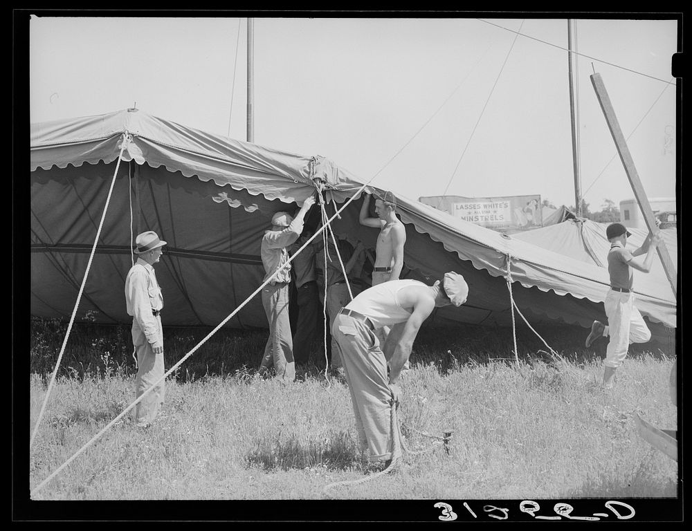 Erecting tent for Lasses-White show. Sikeston, Missouri by Russell Lee