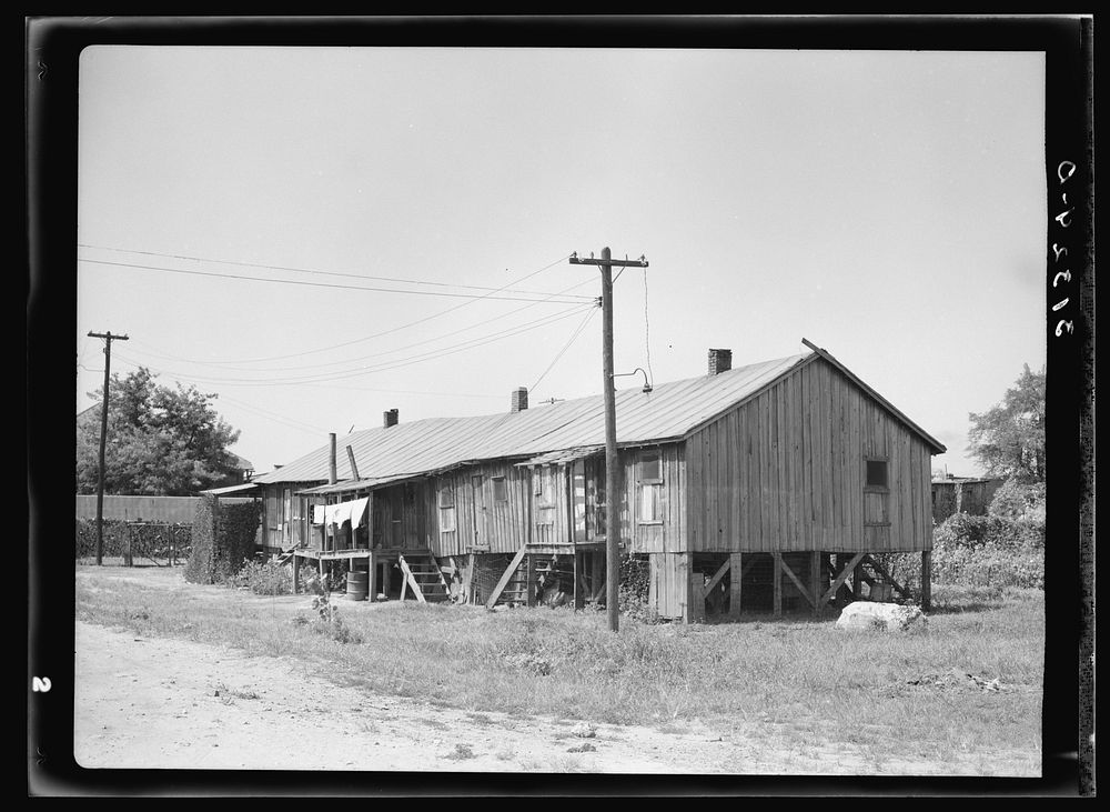 Many family houses on riverside of levee. Caruthersville, Missouri by Russell Lee