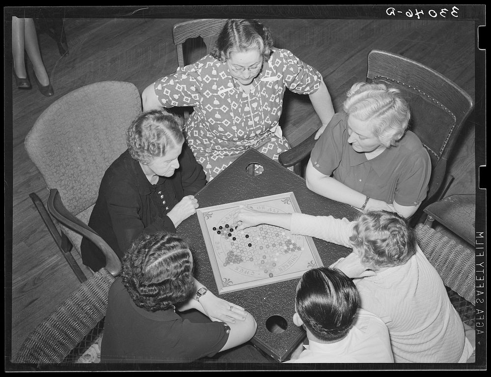 Game of Chinese checkers being played in hotel lobby. San Augustine, Texas by Russell Lee