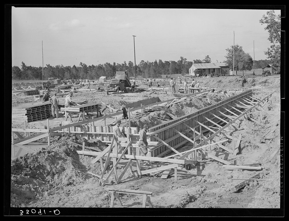 Construction of foundation for paper mill. Lufkin, Texas by Russell Lee