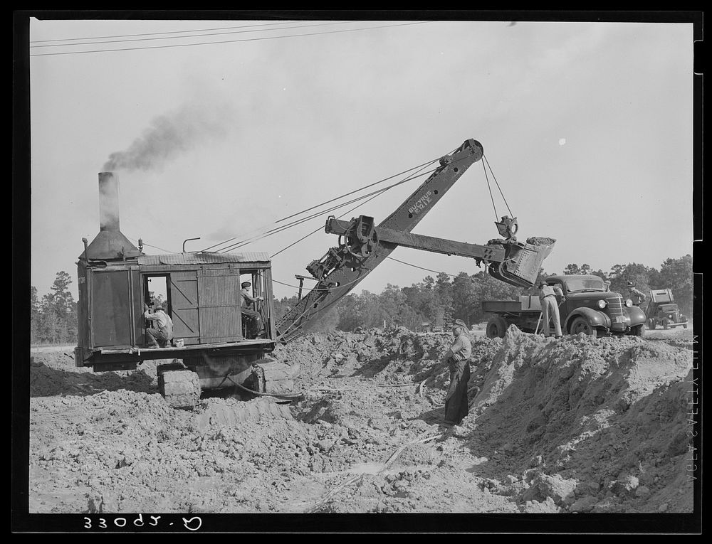 Steam shovel at work at paper mill. Lufkin, Texas by Russell Lee