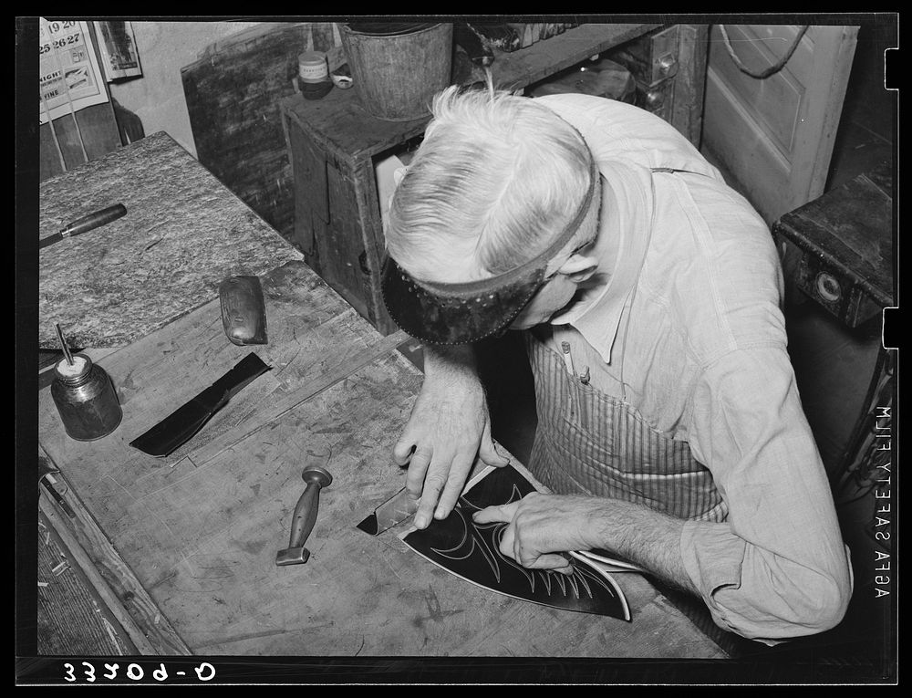 Attaching heel part of boot to uppers. Boot shop, Alpine, Texas by Russell Lee
