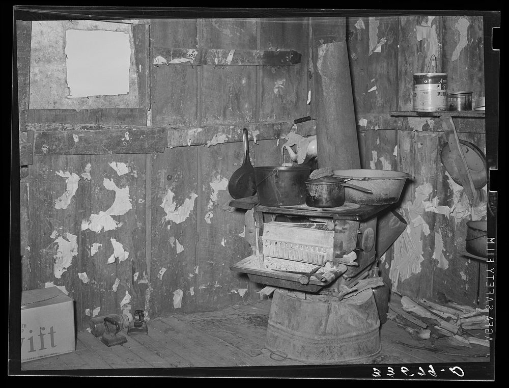 Kitchen in home of  agricultural day laborer living in Wagoner County, Oklahoma by Russell Lee