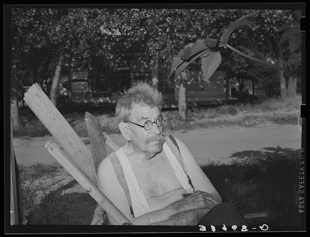 [Untitled photo, possibly related to: Old German, resident of community camp. Oklahoma City, Oklahoma] by Russell Lee