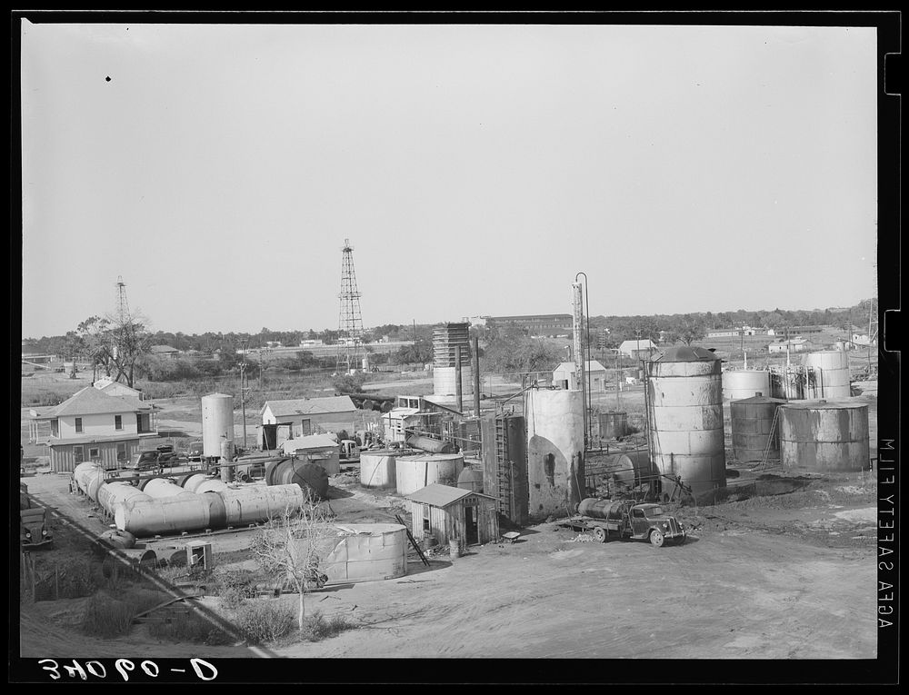 [Untitled photo, possibly related to: Independent refinery. Oklahoma City, Oklahoma] by Russell Lee