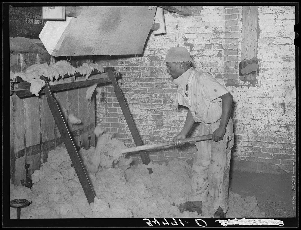  stuffing linters into baling machine. Cotton seed oil mill, McLennan County, Texas by Russell Lee