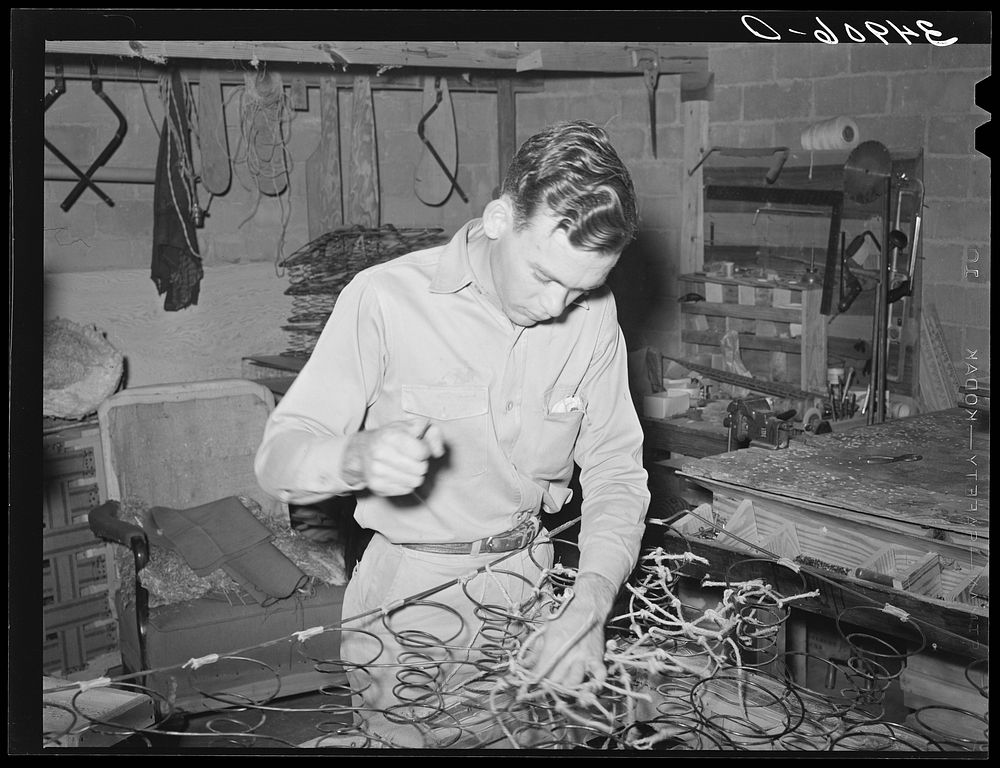 Tying springs which will go into innersprings mattress. Mattress factory. San Angelo, Texas by Russell Lee