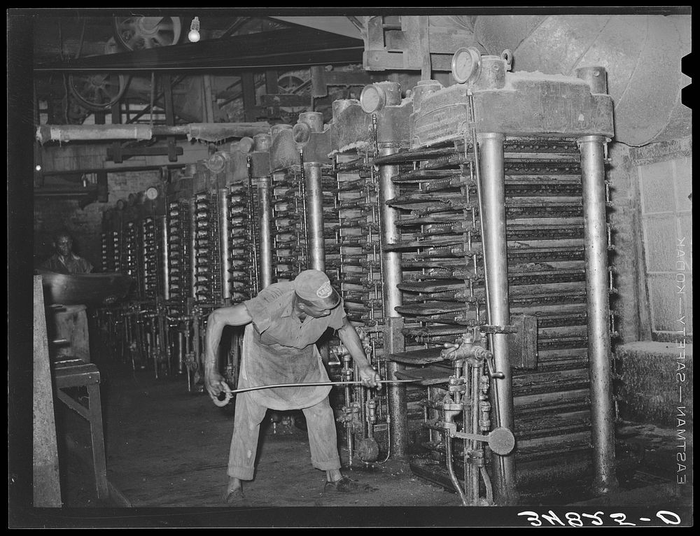 Removing cotton cake from hydraulic presses after oil has been removed. Cotton seed oil mill. McLennan County, Texas by…