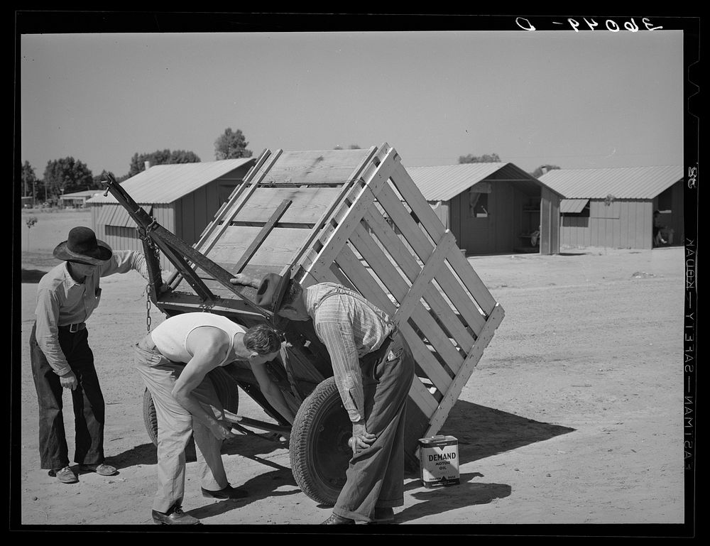 Migratory laborers inspect a trailer. Agua Fria migratory labor camp, Arizona by Russell Lee