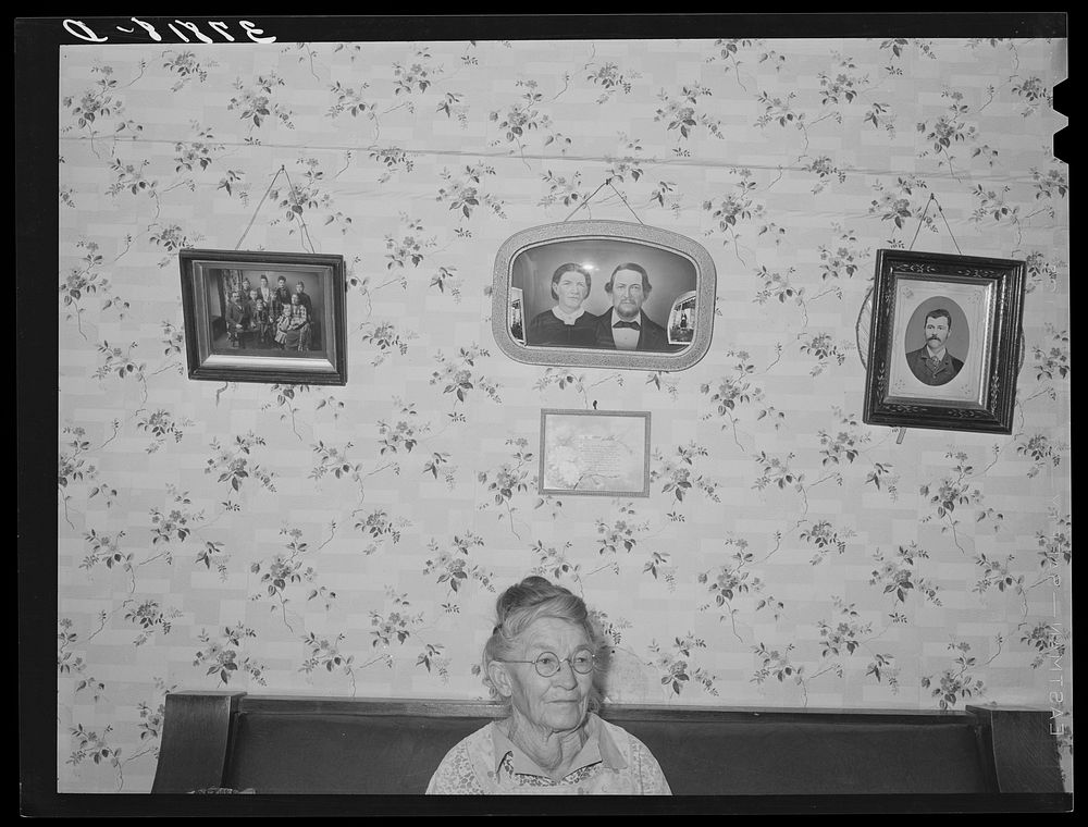 Old resident of Santa Clara, Utah, with pictures of some of her forebears. See general caption by Russell Lee