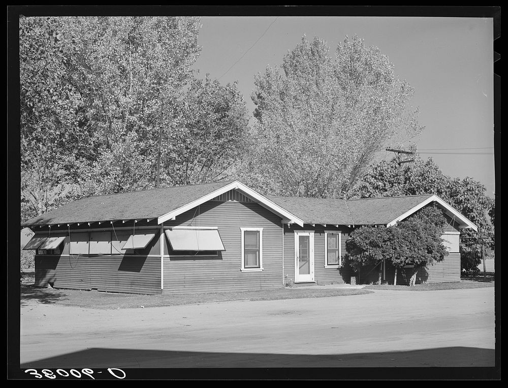 Quarters for foremen. Earl Fruit Company ranch. Kern County, California by Russell Lee