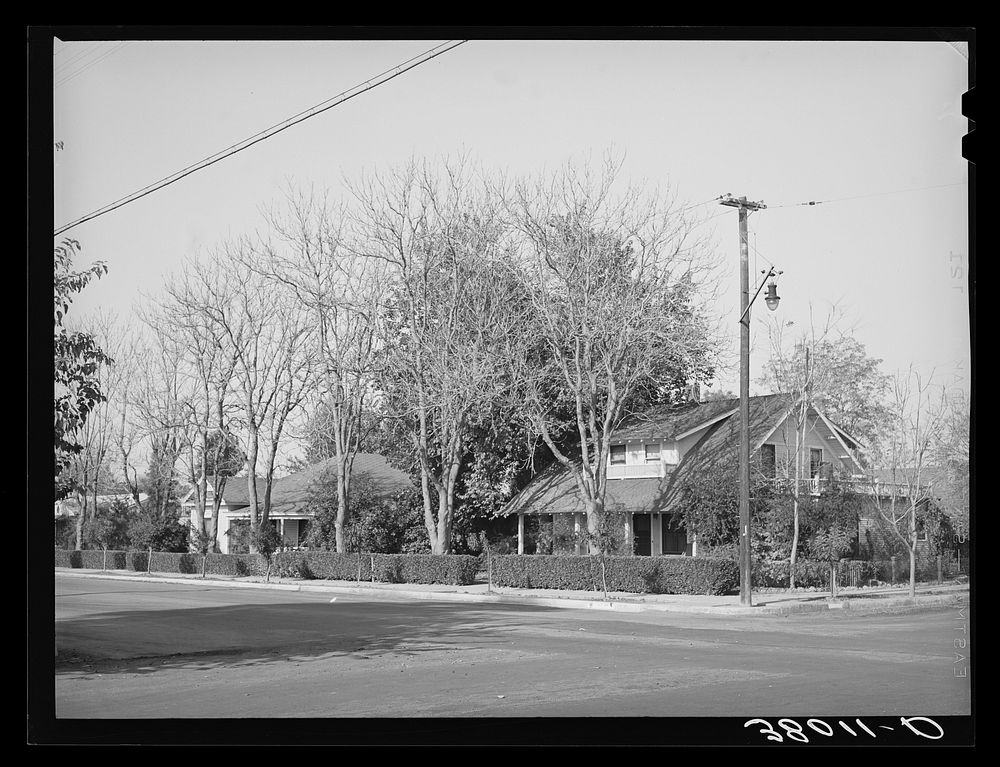 [Untitled photo, possibly related to: Street in residential district of Delano, California] by Russell Lee