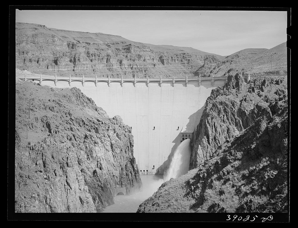 [Untitled photo, possibly related to: Owyhee Dam, second highest dam in the world. Malheur Counry, Oregon] by Russell Lee