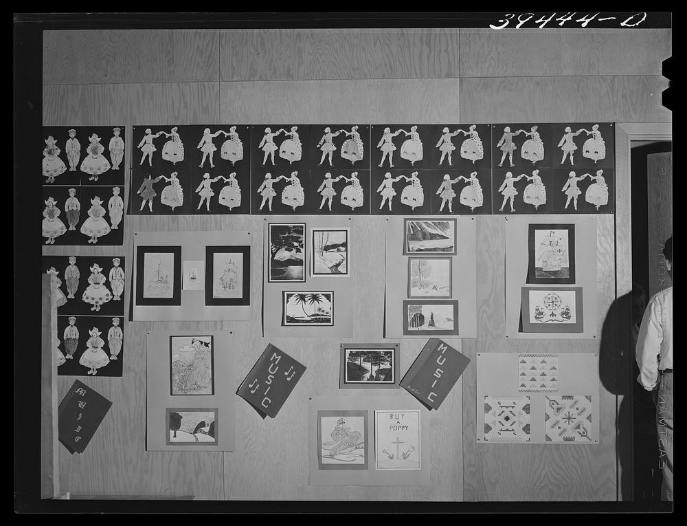 Exhibit of schoolchildren's work at the end of the school term. FSA (Farm Security Administration) labor camp. Caldwell…